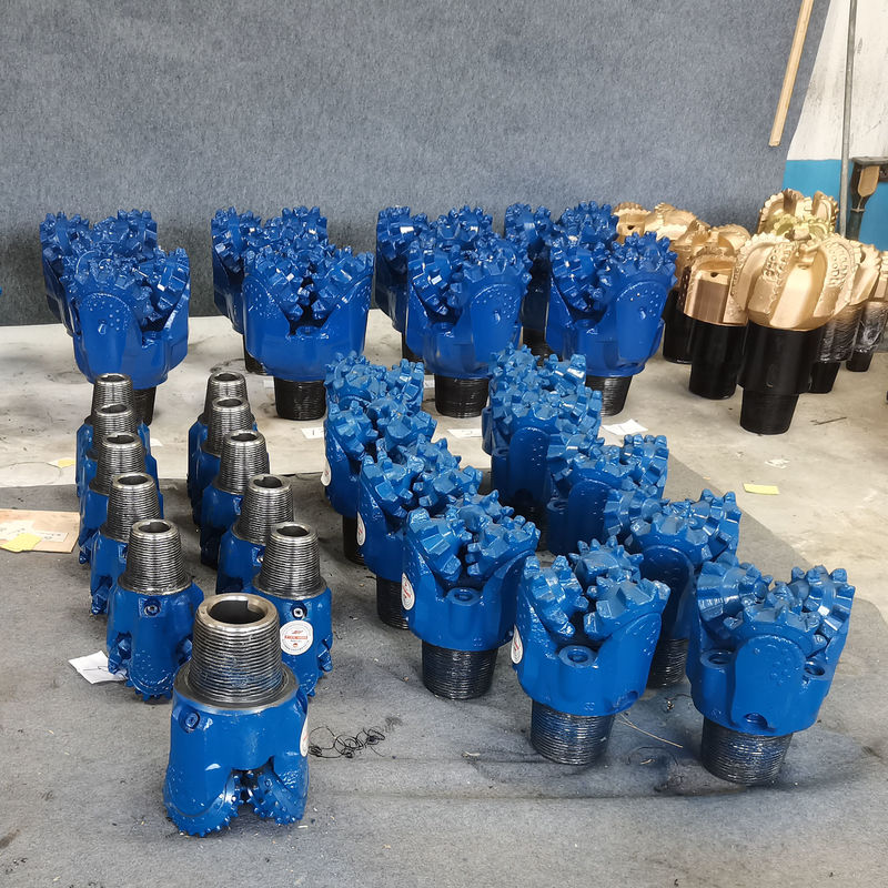 117mm ミル歯ローラーベアリングドリルビット 3つのコーンカービッド歯とゴムシール