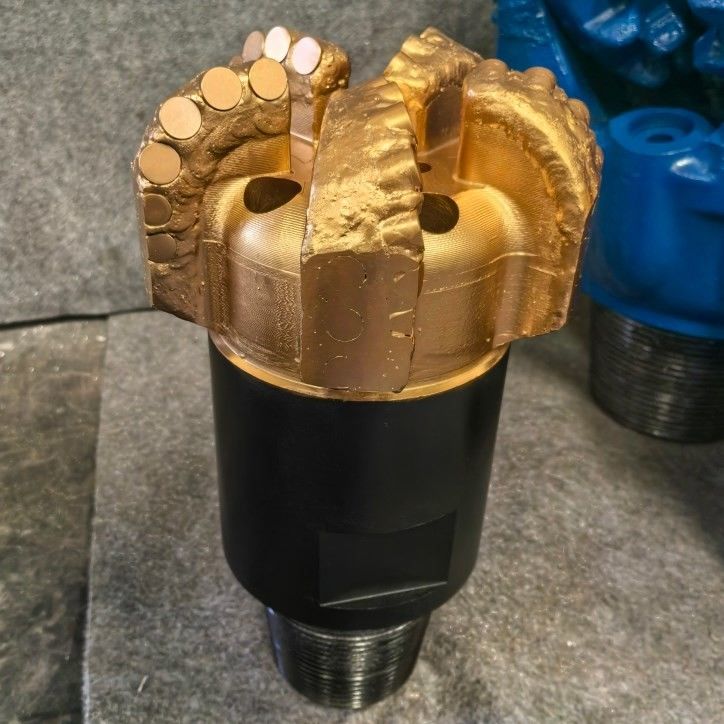 98mm から 3593.7mm カービッド鋼 PDC 掘削ビット 柔軟から中程度のシェールのためのカスタマイズ可能な設計