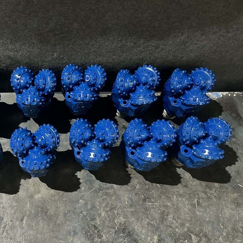 5 1/2インチ IADC 537 超硬ロータリーロックドリルビット 三連コーンビット 水/油/ガス井戸掘削用 鍛造掘削工具